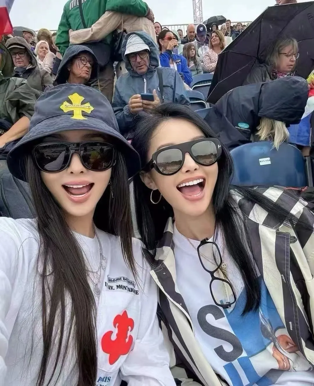 P70 𝐶ℎ𝑟𝑜𝑚𝑒 𝐻𝑒𝑎𝑟𝑡𝑠 Crow Heart Chocolate Barbie Pink Cross Leather Brand Horseshoe Roll Sleeves Sanskrit Letters Fisherman Hat Sun Hat